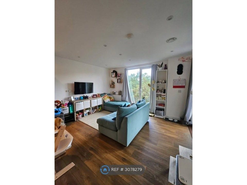 Property photo 1 of 14 Living Room