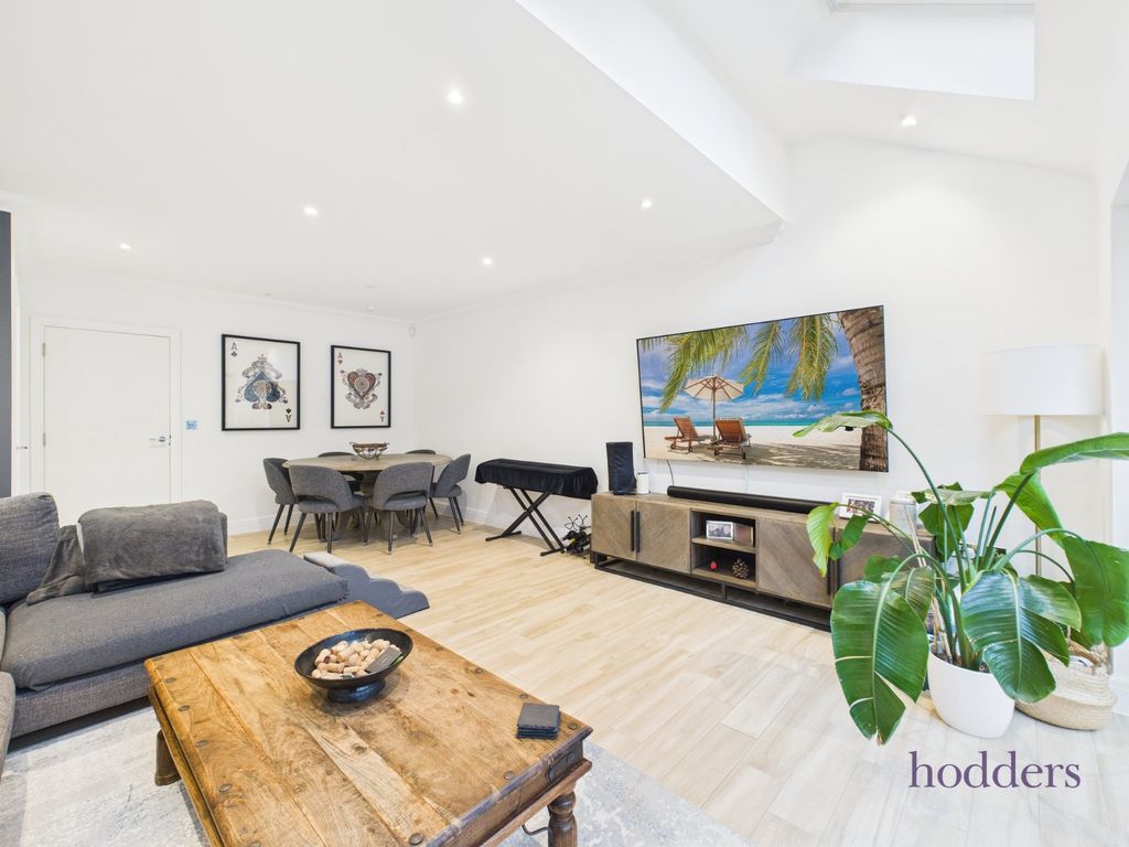 Property photo 2 of 25 Picture No. 16