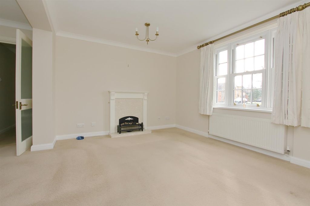 Property photo 3 of 21 108 The Close (16).Jpg