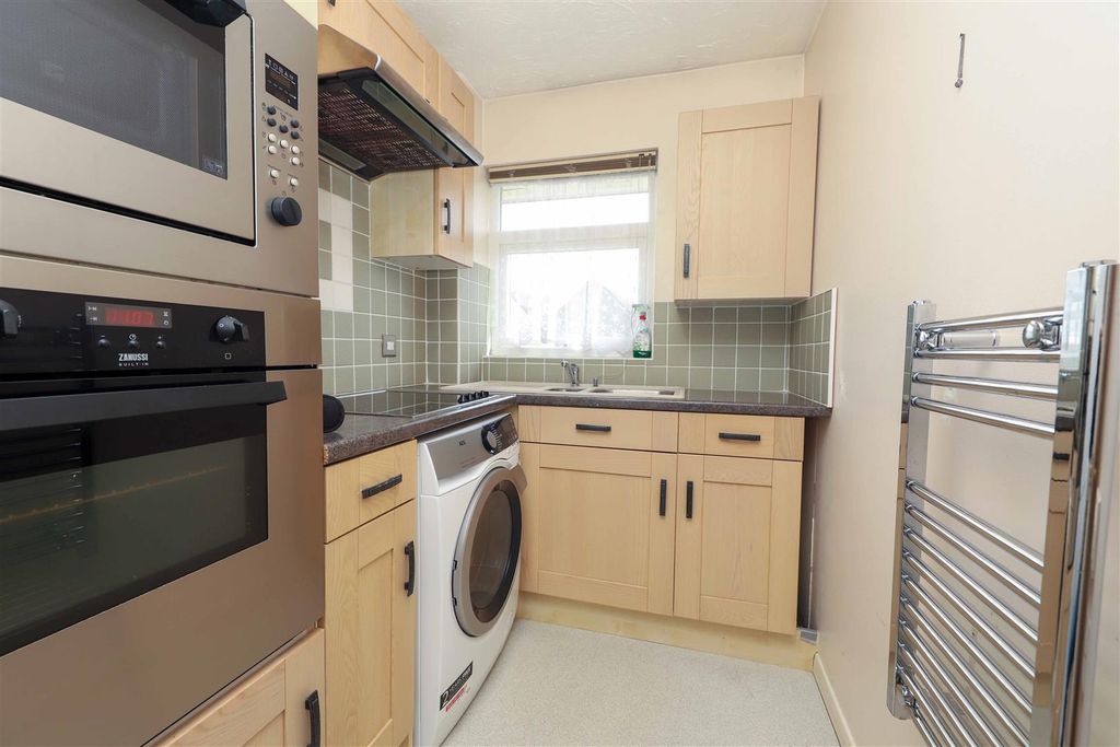Property photo 2 of 8 Kitchen