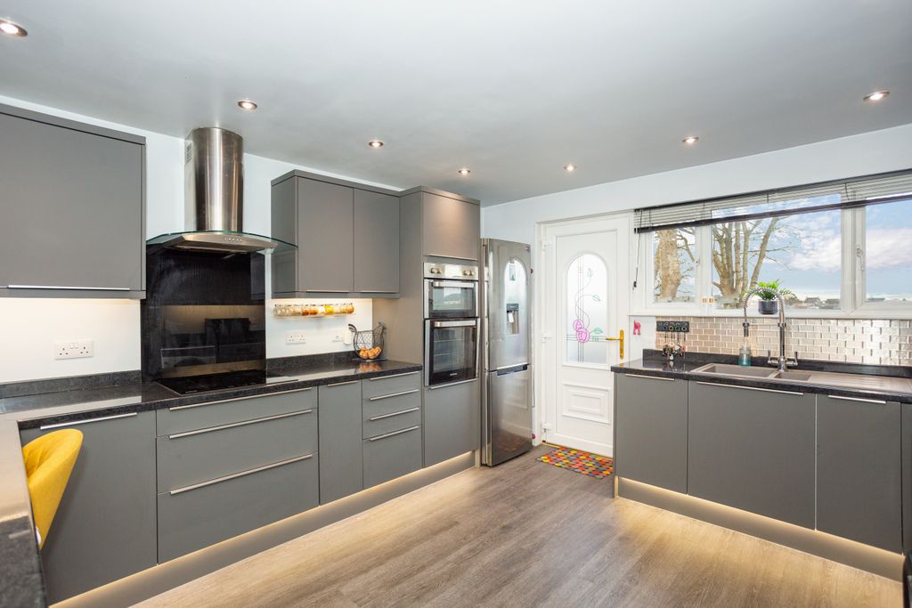 Property photo 3 of 36 Kitchen