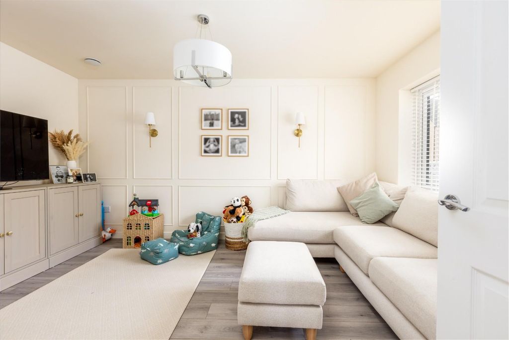 Property photo 3 of 28 4 Maple Street, Bs14-15.Jpg