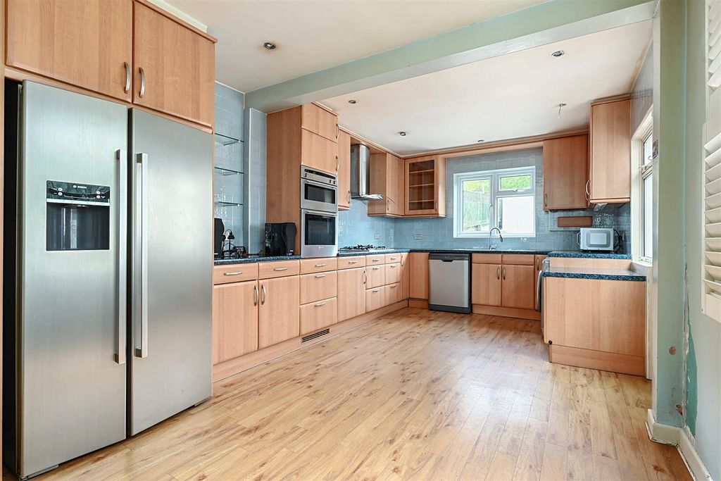 Property photo 3 of 21 Old Shoreham Rd, Bn41 (16).Jpg