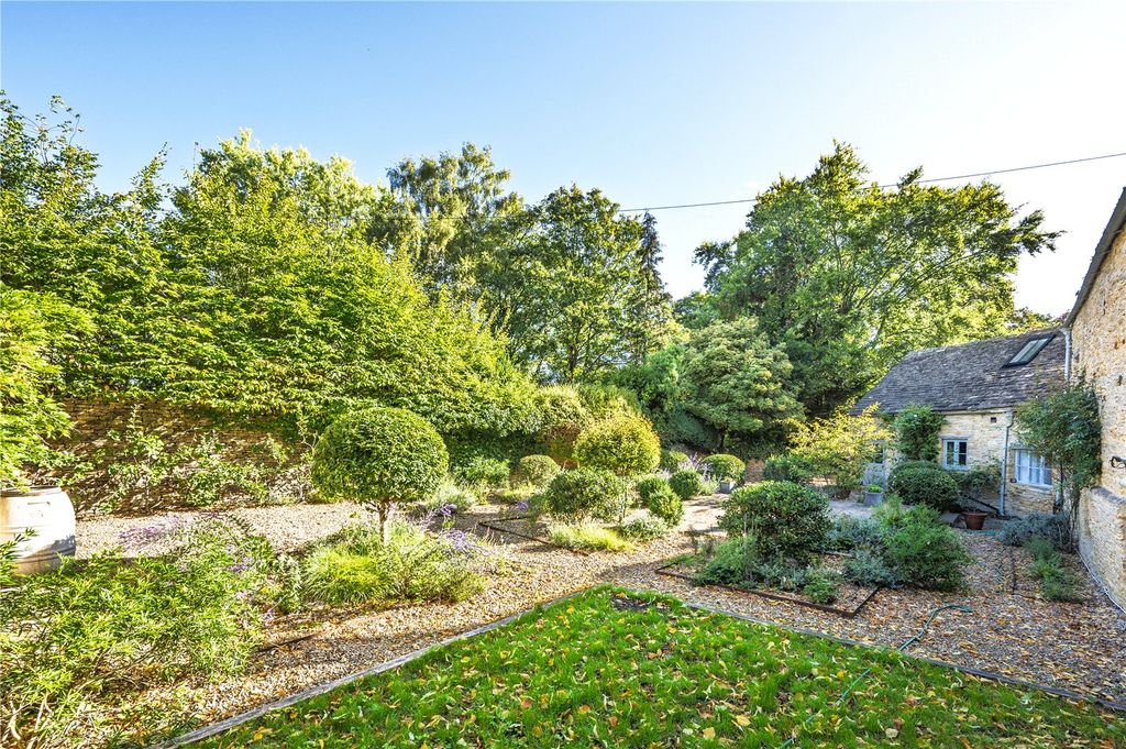 Property photo 2 of 13 Garden