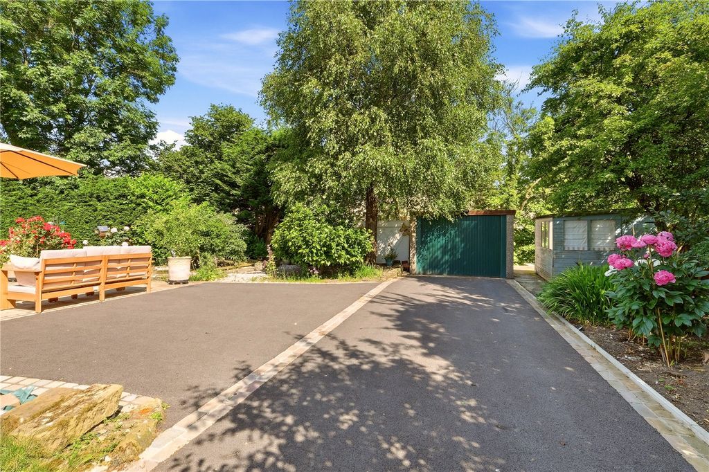 Property photo 2 of 31 Driveway
