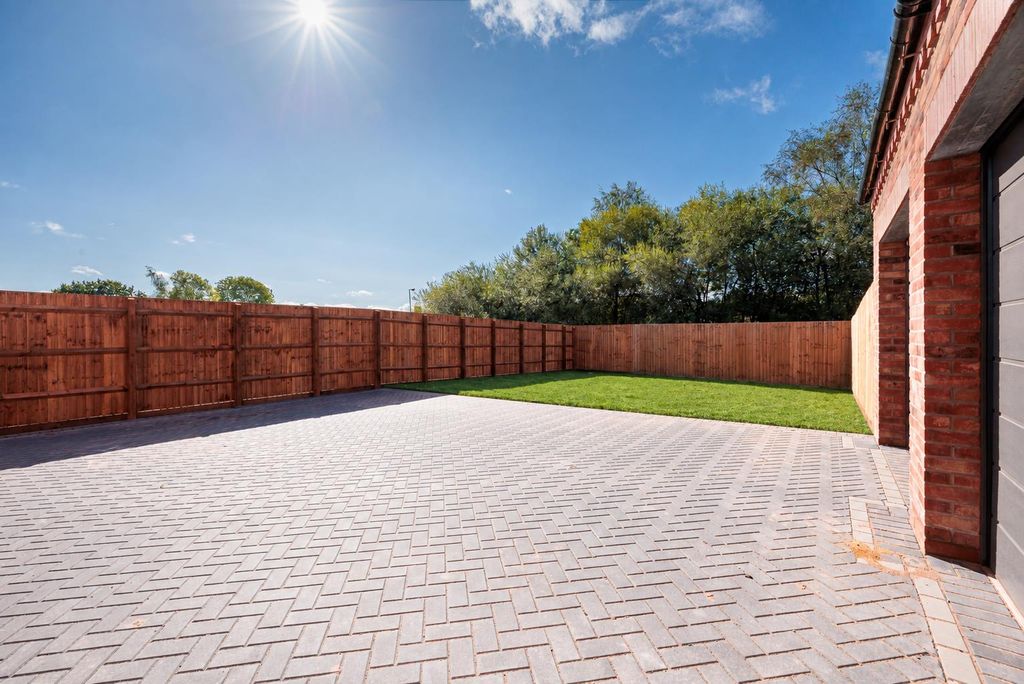 Property photo 3 of 18 Parking Area