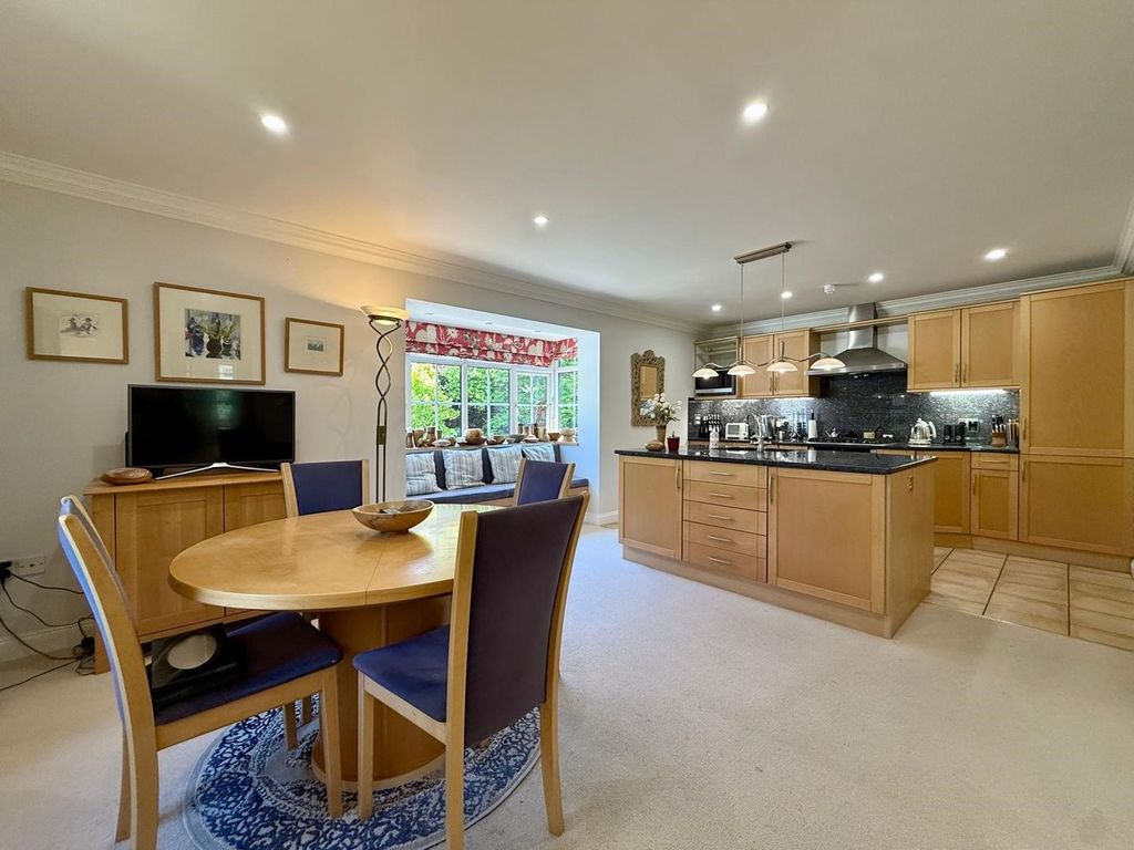 Property photo 2 of 31