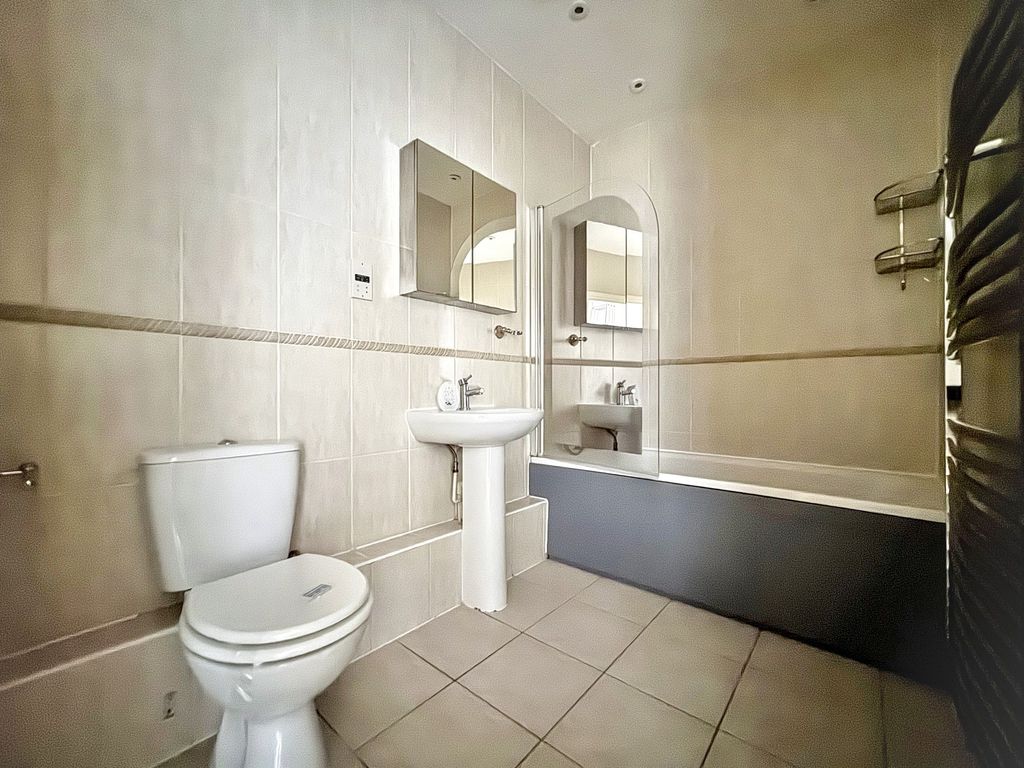 Property photo 2 of 12 Family Bathroom