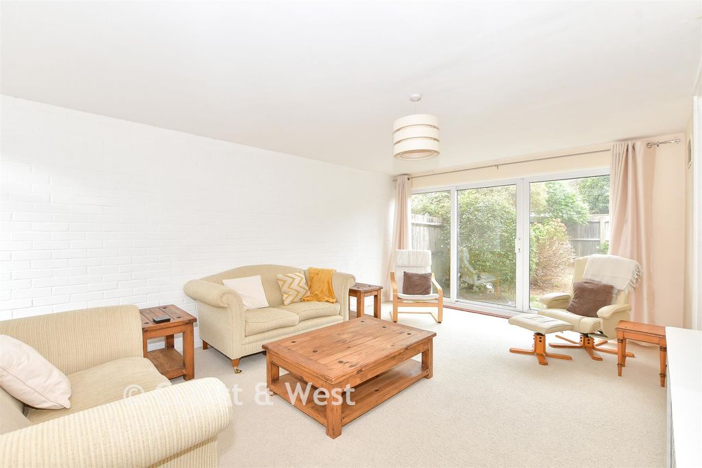 Property photo 3 of 14 Lounge