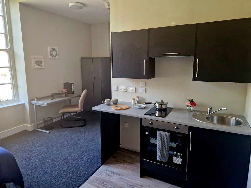 Property photo 3 of 10 Kitchen