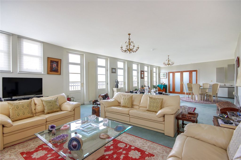 Property photo 2 of 11 Sitting Room