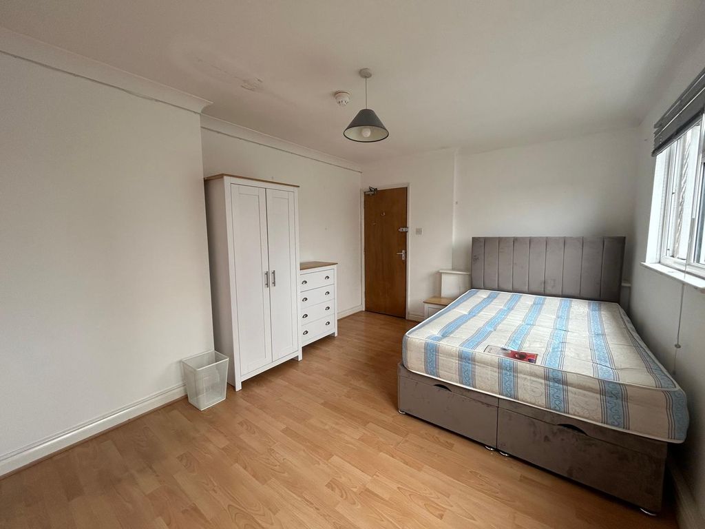 Property photo 1 of 3 Room