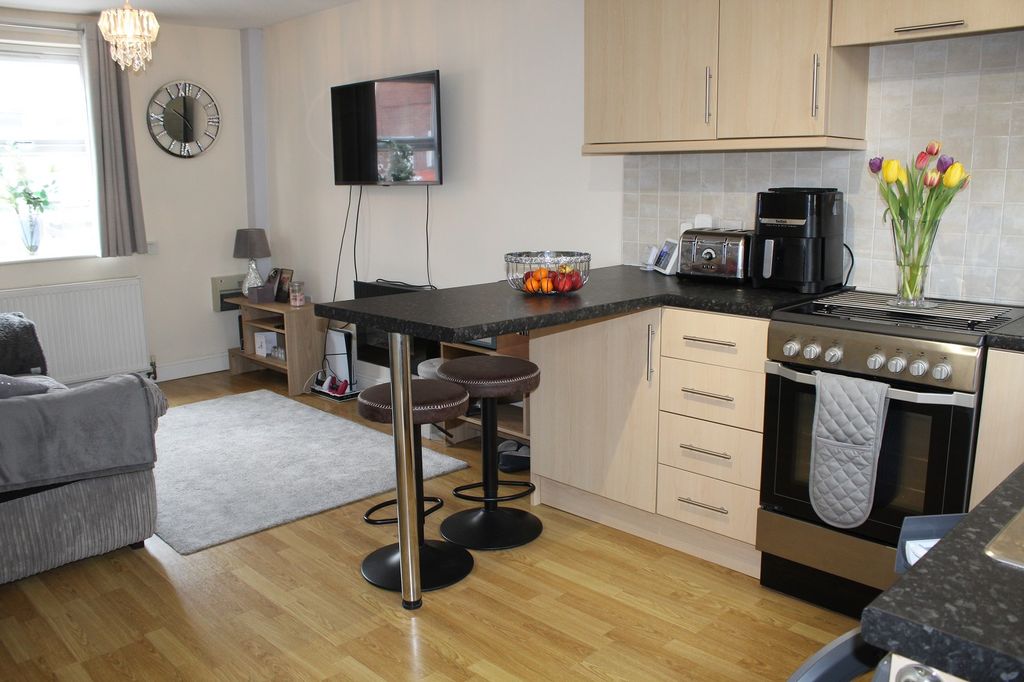 Property photo 3 of 8 Studio Lounge Picture 2