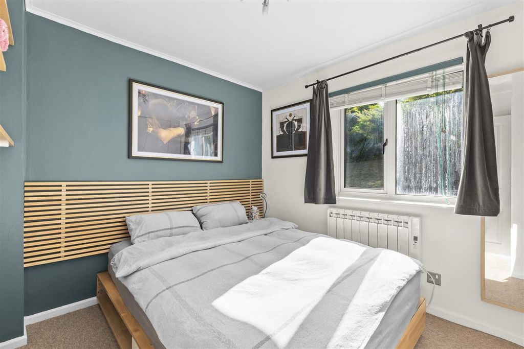 Property photo 3 of 10 Lingfield Close-5.Jpg