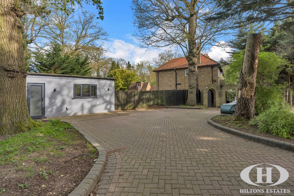 Property photo 2 of 27
