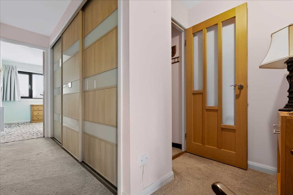 Property photo 2 of 21 Hallway