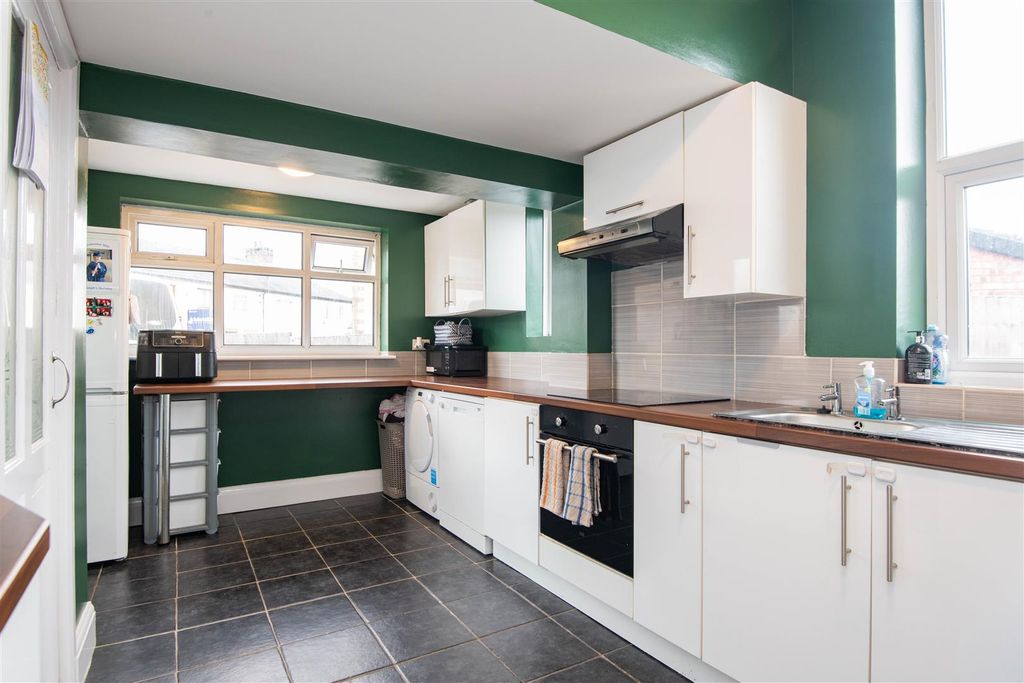 Property photo 3 of 17 Kitchen