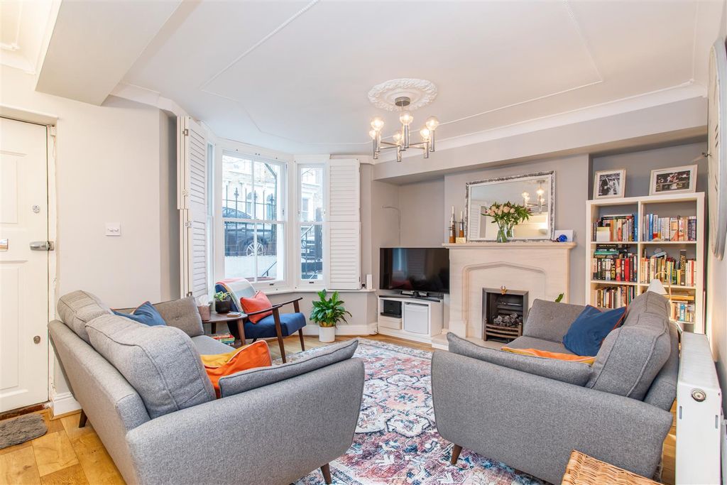 Property photo 2 of 19 Lounge