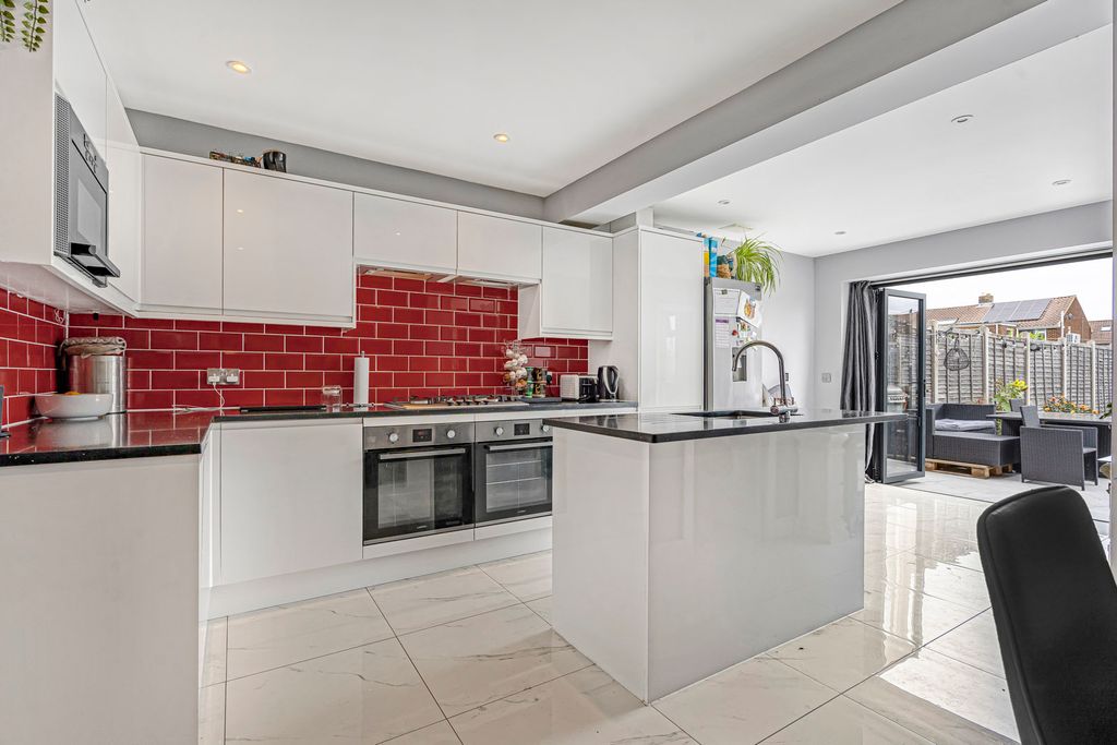 Property photo 3 of 11 Kitchen