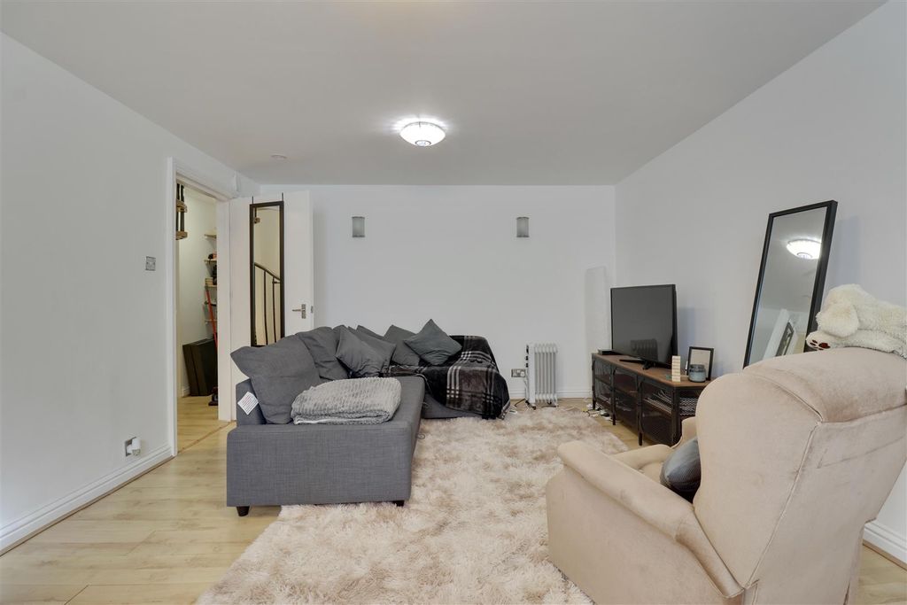 Property photo 3 of 12 F29B8168-64D1-4Fcd-9Fef-961F3Ff8B521_1_201_A.Jpeg