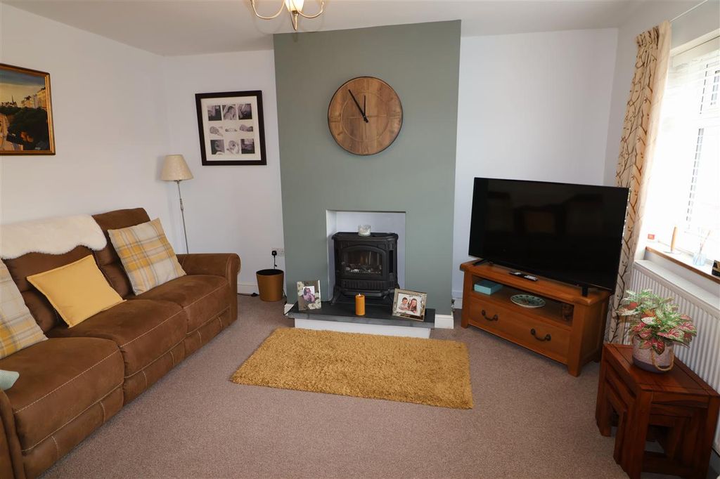 Property photo 3 of 11 Lounge