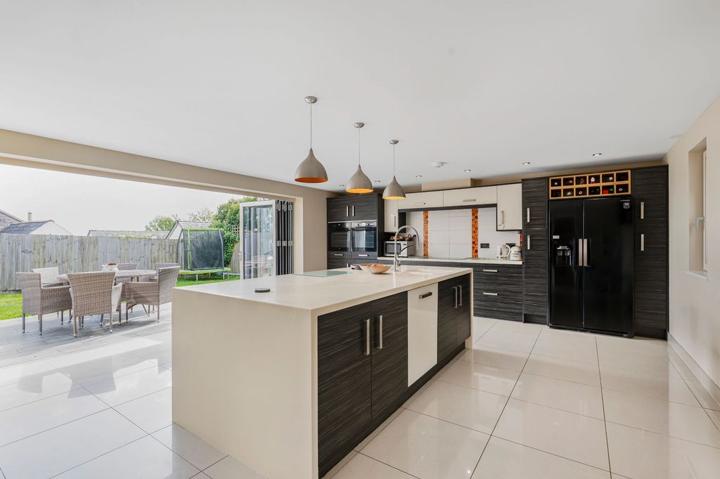 Property photo 2 of 24