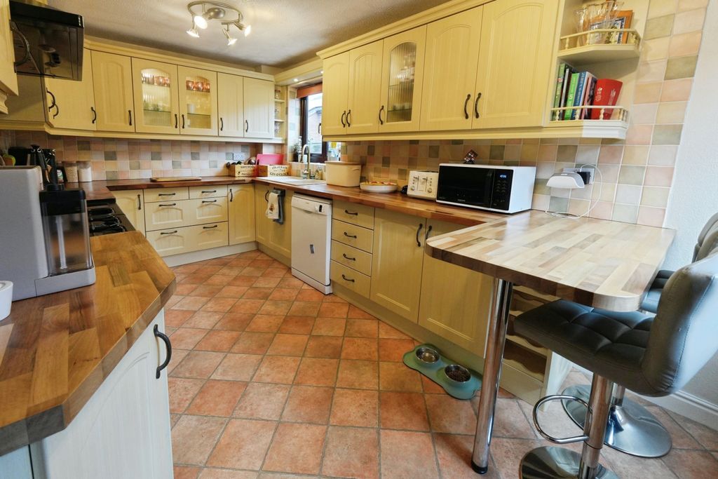 Property photo 3 of 27 Kitchen/Breakfast