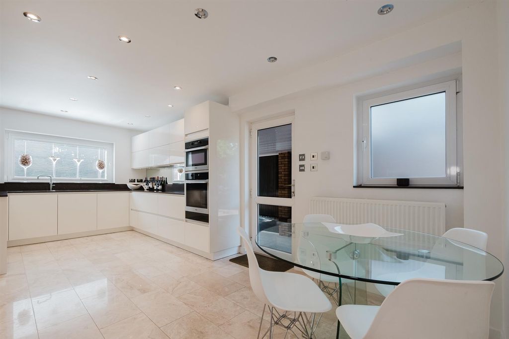 Property photo 3 of 41 Breakfast Kitchen