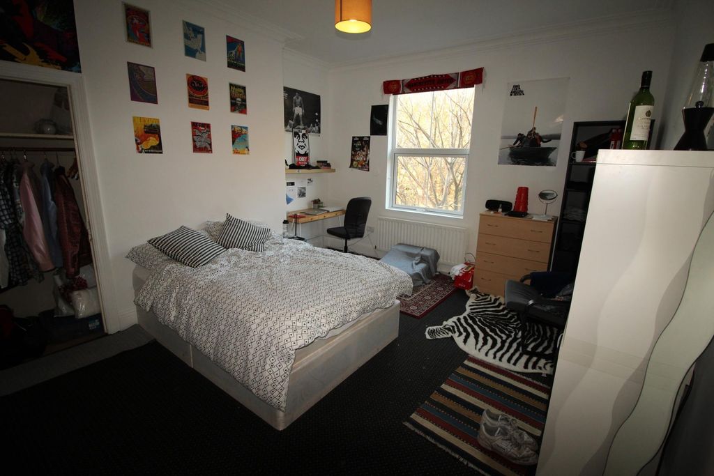 Property photo 1 of 8 Bright Double Bedroom With Ample Storage Space...
