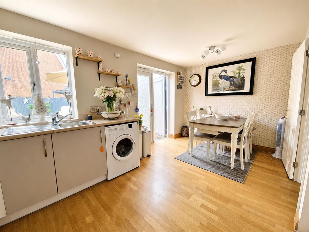 Property photo 3 of 17 Kitchen