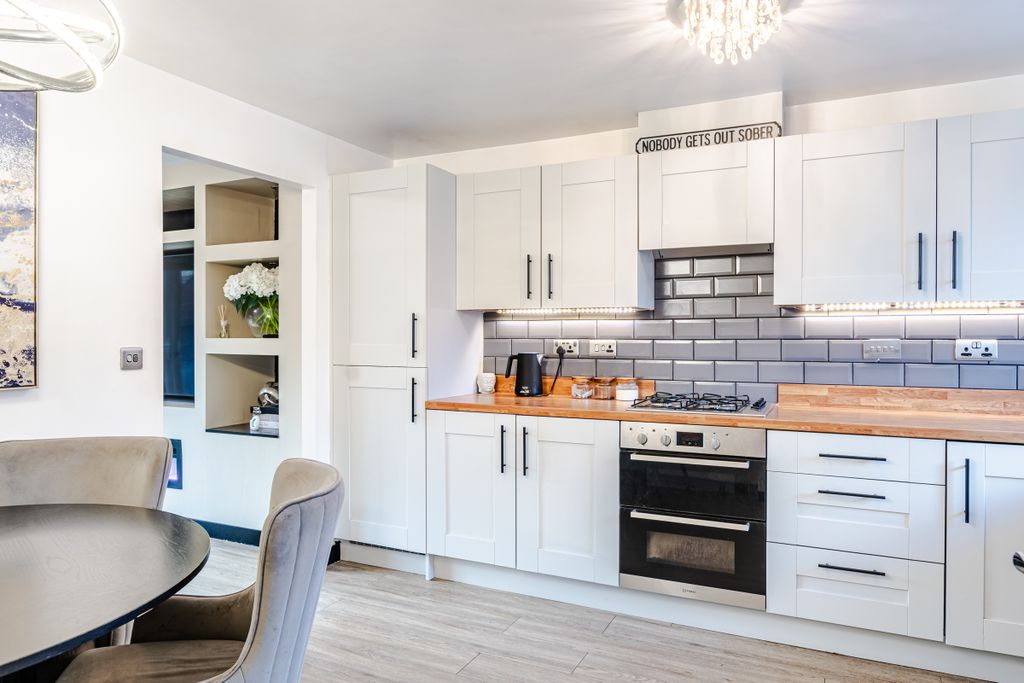 Property photo 2 of 27 Kitchen3