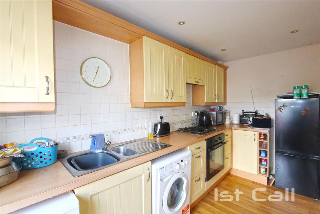 Property photo 3 of 18 Kitchen