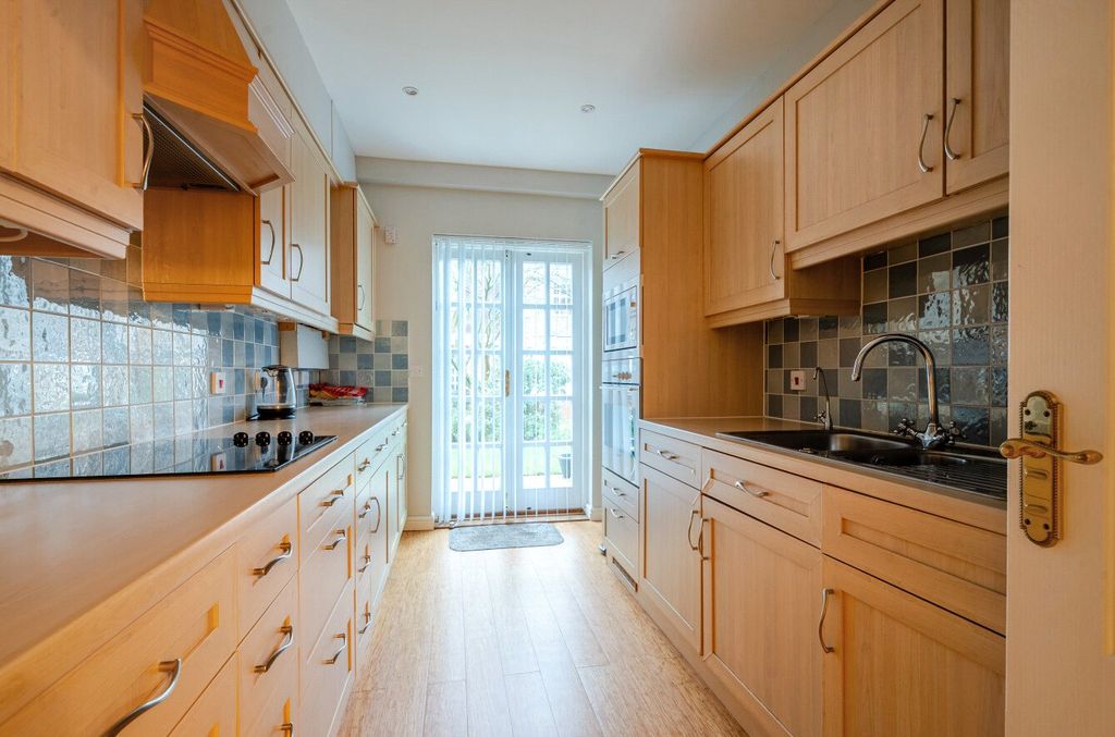 Property photo 3 of 11 Kitchen