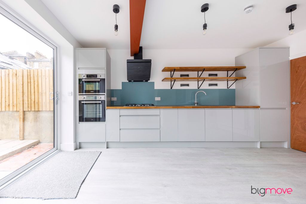 Property photo 1 of 19 6 Bedroom House For Rent In The Popular E8