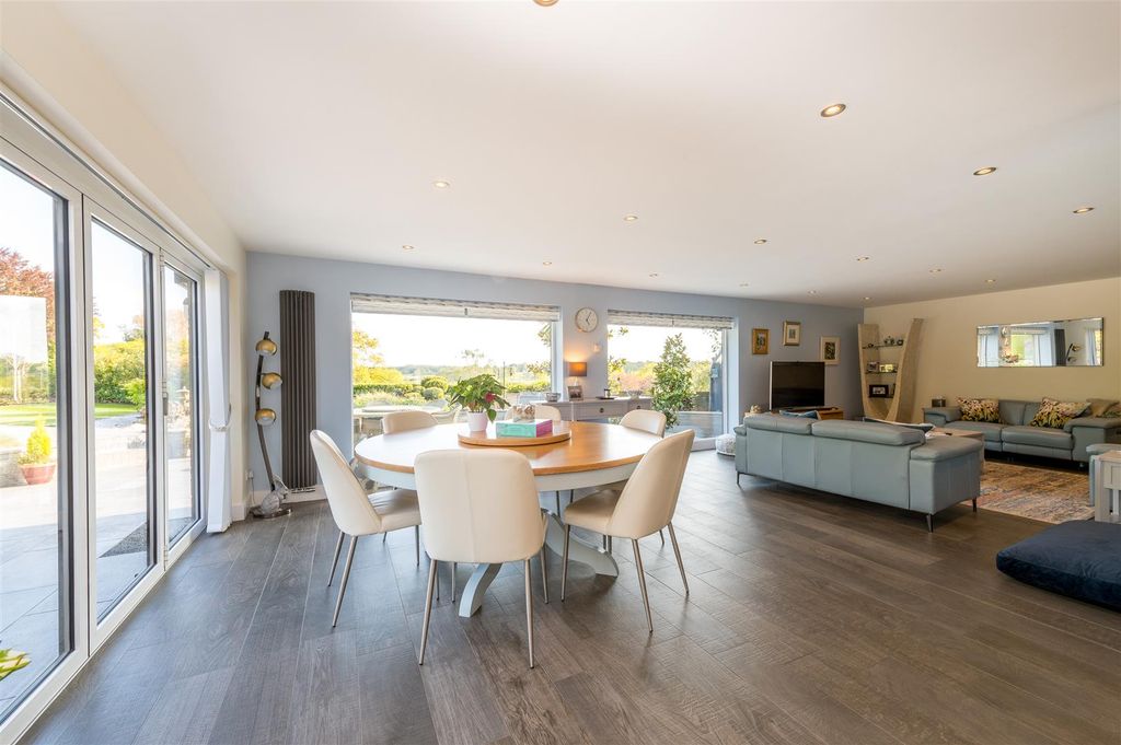 Property photo 3 of 44 Briargate_64.Jpg