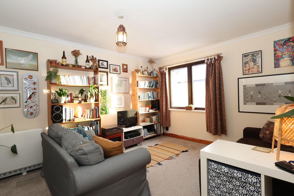 Property photo 2 of 8 Lounge