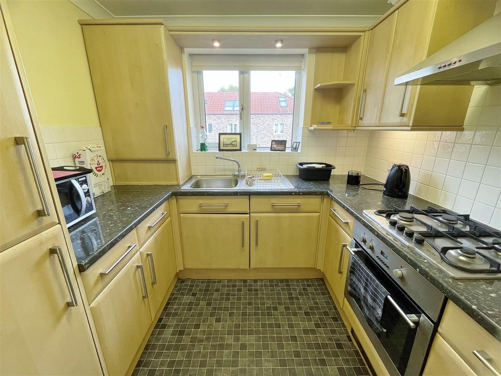 Property photo 3 of 6 Kitchen