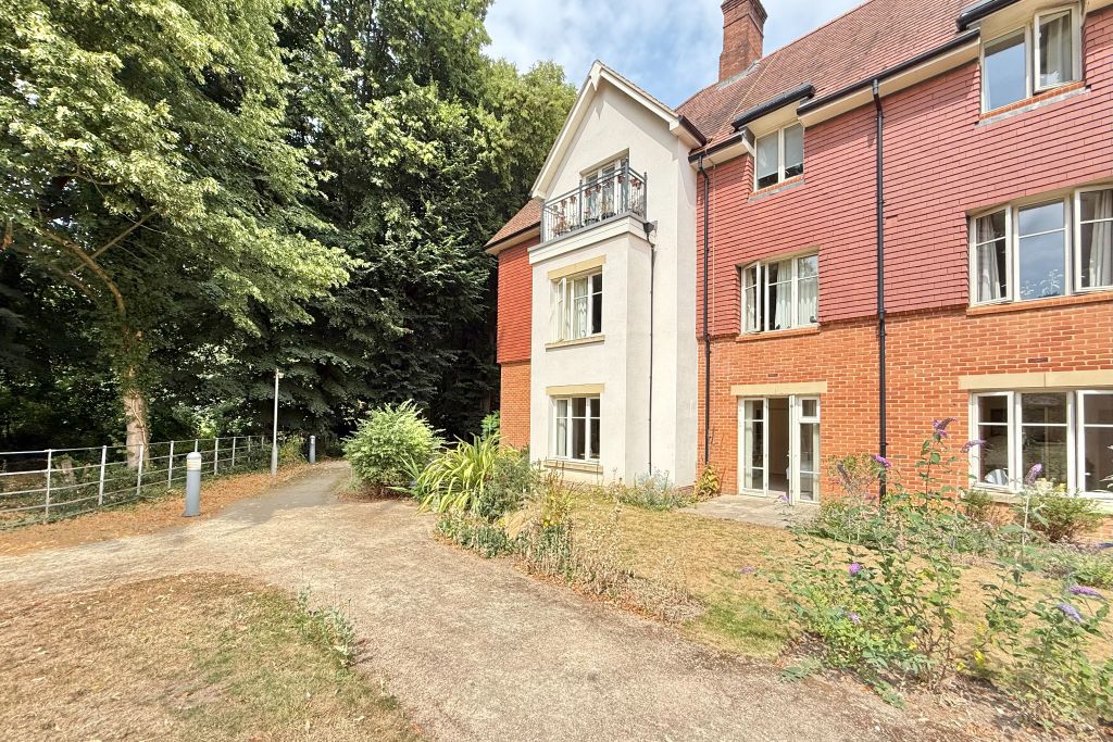 Property photo 1 of 19 Garden Flat
