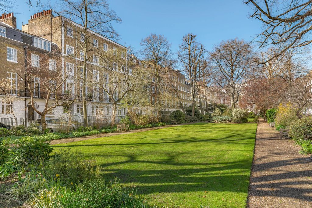 Property photo 1 of 19 Garden Square