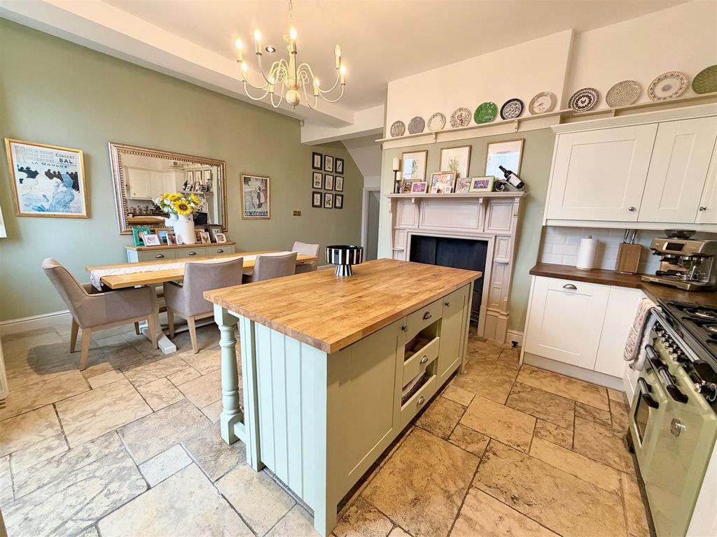 Property photo 2 of 32 Thirty Five.Jpg