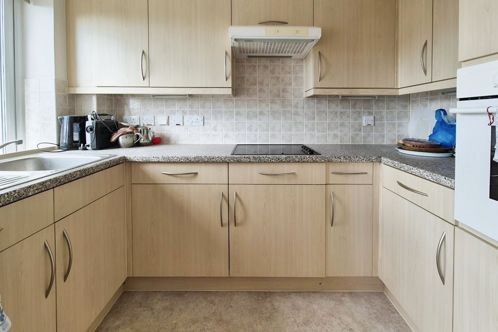 Property photo 3 of 10 Kitchen