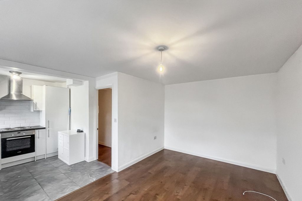 Property photo 3 of 10 3 The Sheraton, St Marks Hill, Surbiton, Kt6 4Py