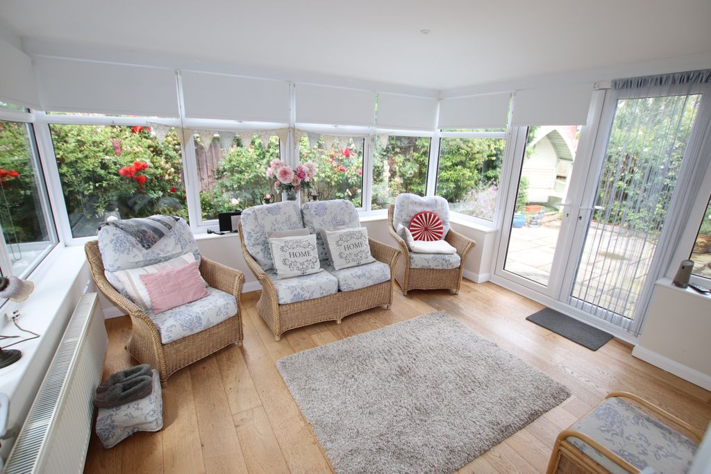 Property photo 1 of 18 Colchester Road, Weeley