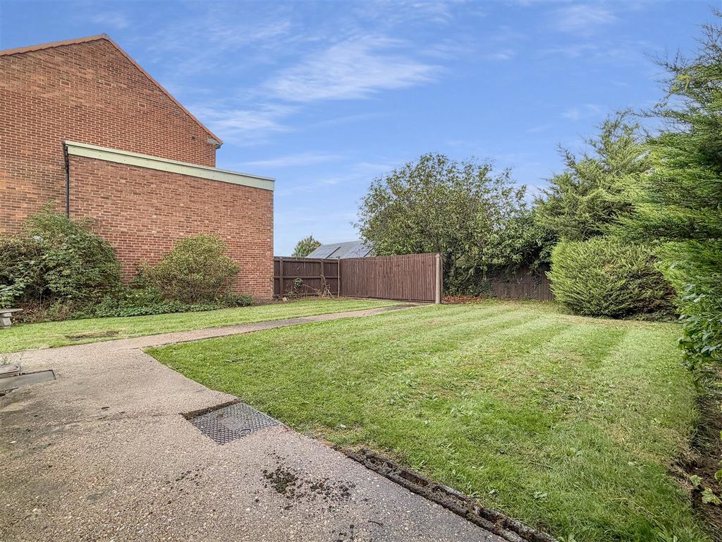 Property photo 3 of 17 Large Private Garden 547