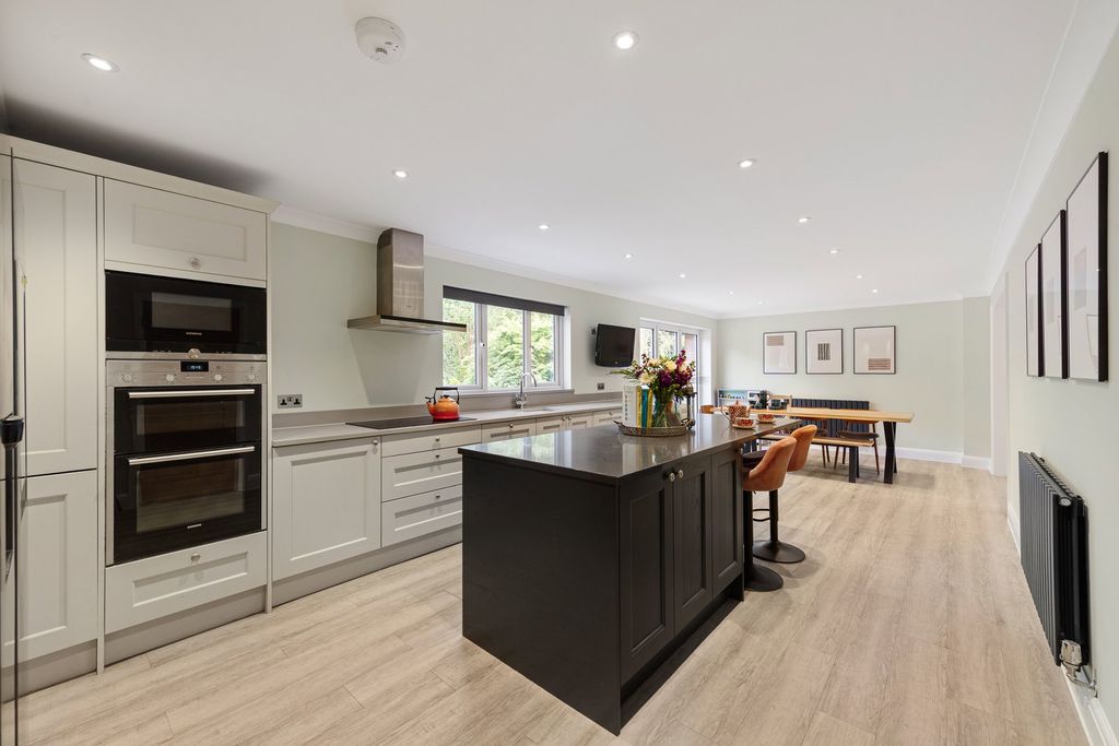 Property photo 1 of 28