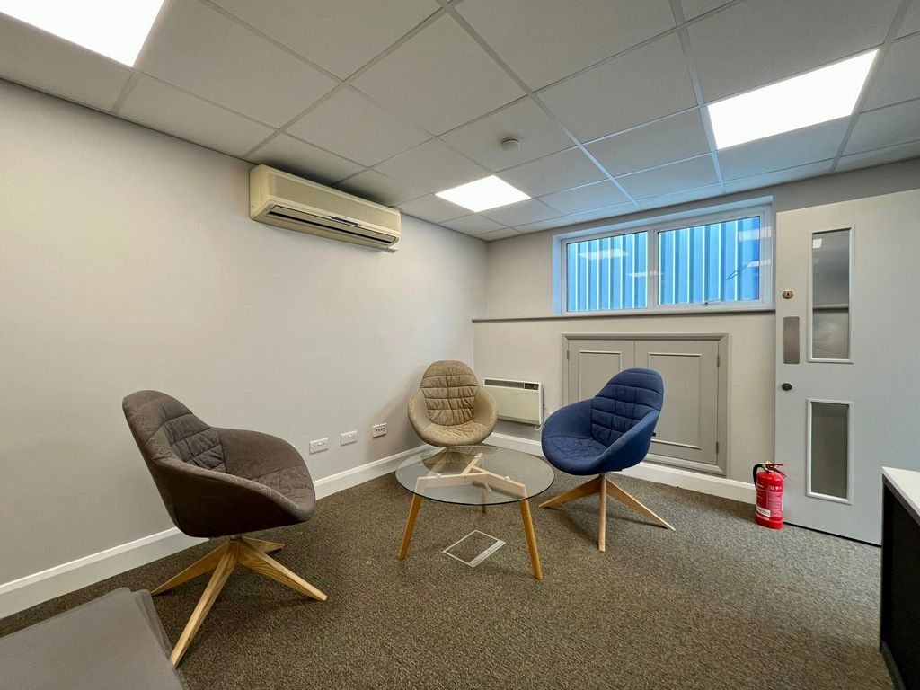 Property photo 3 of 4 Circuit Centre 19.Jpg
