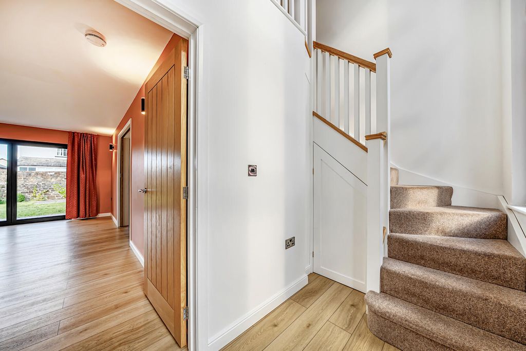 Property photo 2 of 18 Hallway