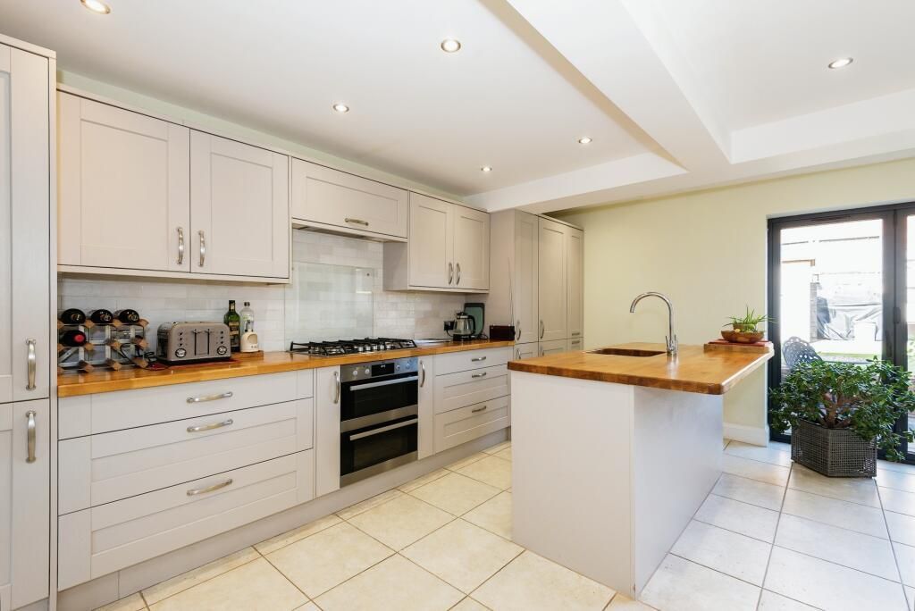 Property photo 2 of 10 Kitchen.Jpeg