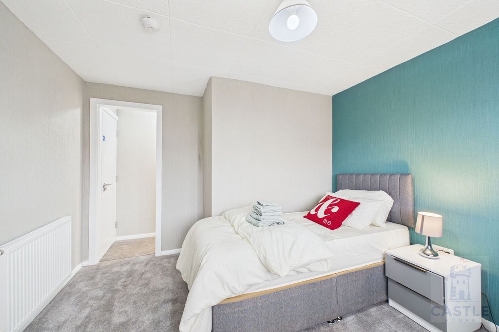 Property photo 1 of 5 Room 4