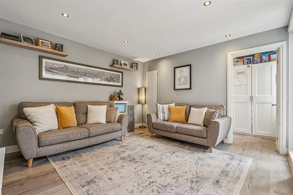 Property photo 2 of 13 For Sale - Cleveland Road, W4